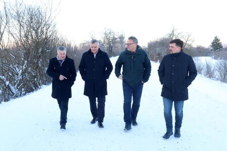 OBISK MINISTRA ZA OKOLJE,PODNEBJE IN ENERGIJO mag BOJANA KUMRA NA CERKNIŠKEM JEZERU 07 FOTO LJUBO VUKELIČ